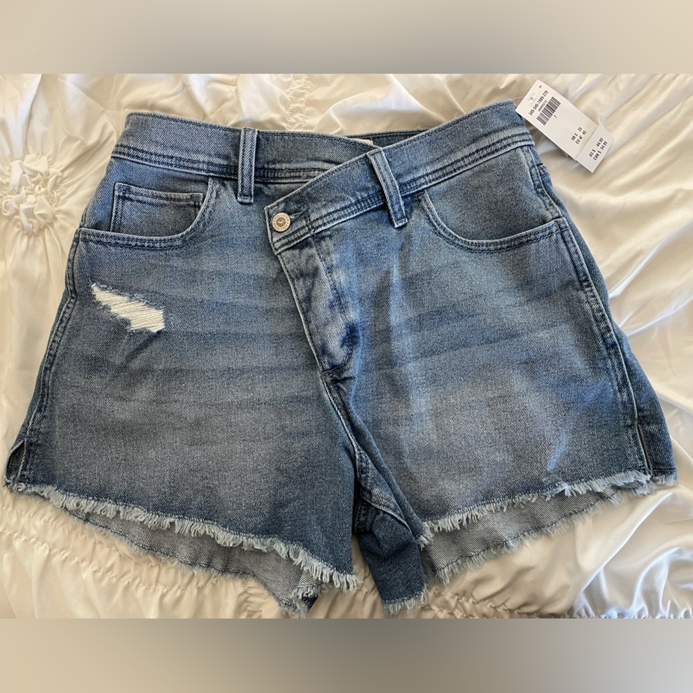 Brand new with tags, never worn, Hollister Curvy High Rise Vintage Shorts, 4”